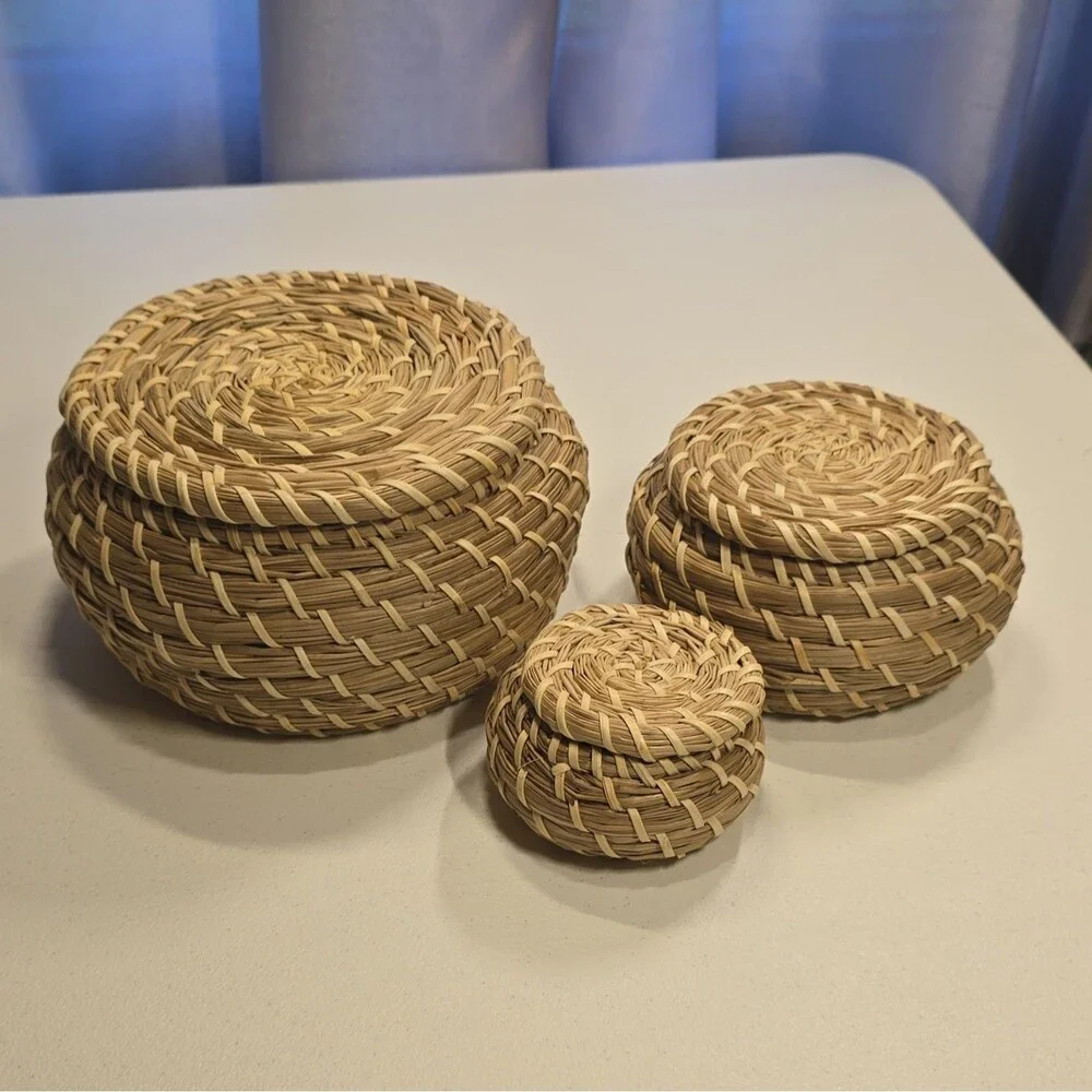Vintage Set of 3 Round Wicker Baskets With Lids Beige Handmade Indoor Décor